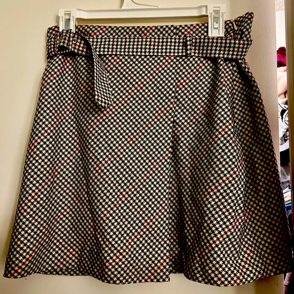 H&M Mini skirt with houndstooth-patterned. Used one time, in good condition.
